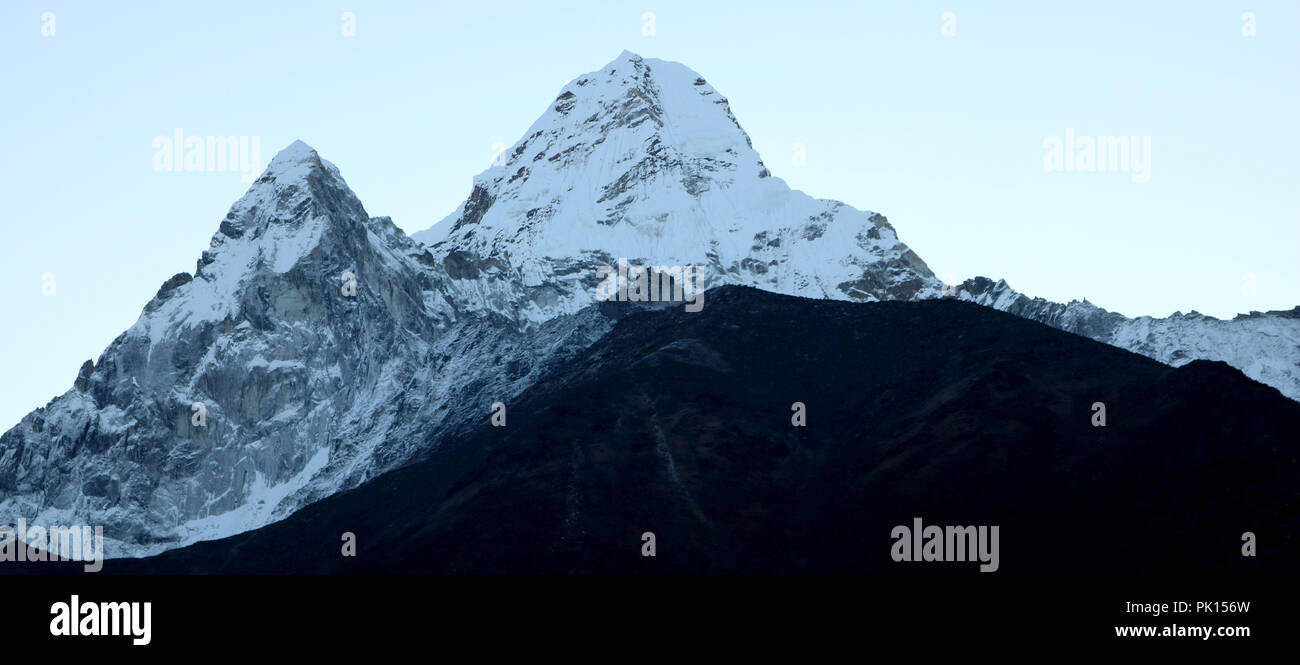 Überraschenden Schuß der wunderbare Blick auf die Ama Dablam Berg auf dem Weg zum Everest Base Camp fallenden Schnee, iconic Gipfel des Everest Trekking roout Stockfoto