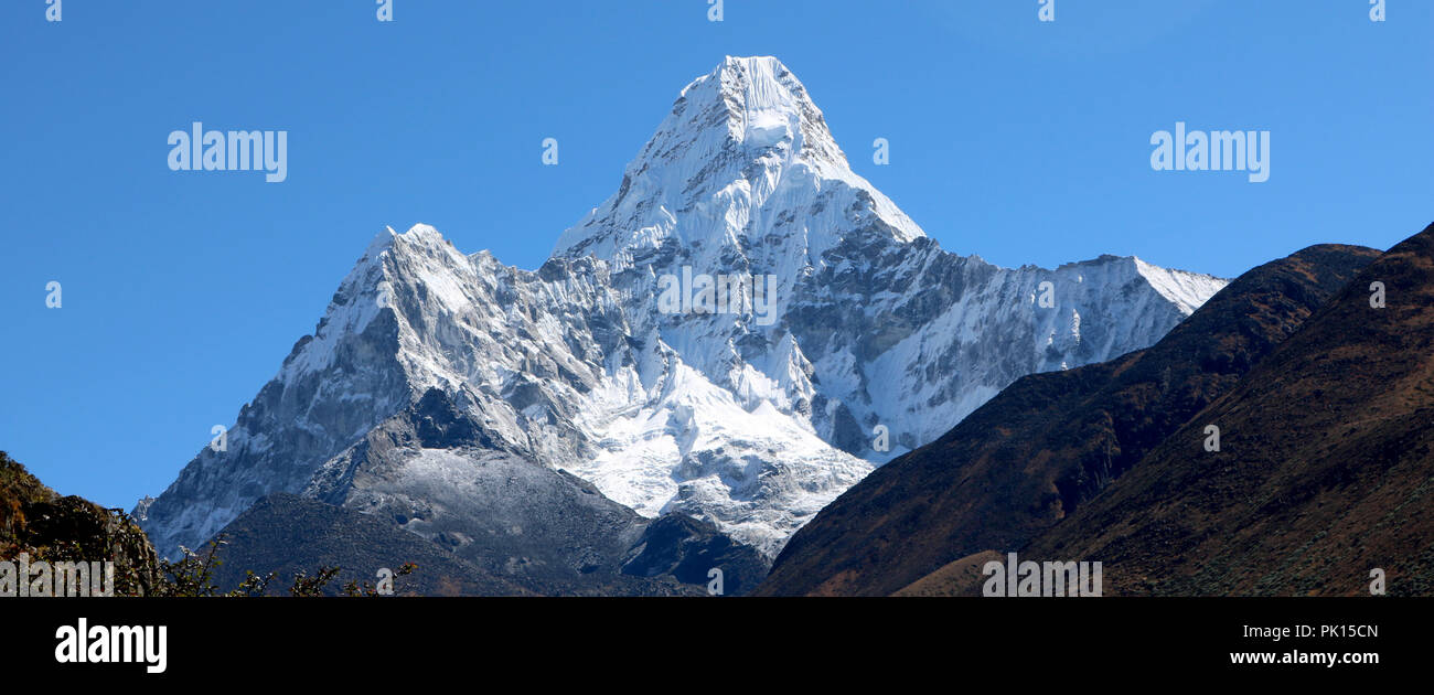 Überraschenden Schuß der wunderbare Blick auf die Ama Dablam Berg auf dem Weg zum Everest Base Camp fallenden Schnee, iconic Gipfel des Everest Trekking roout Stockfoto