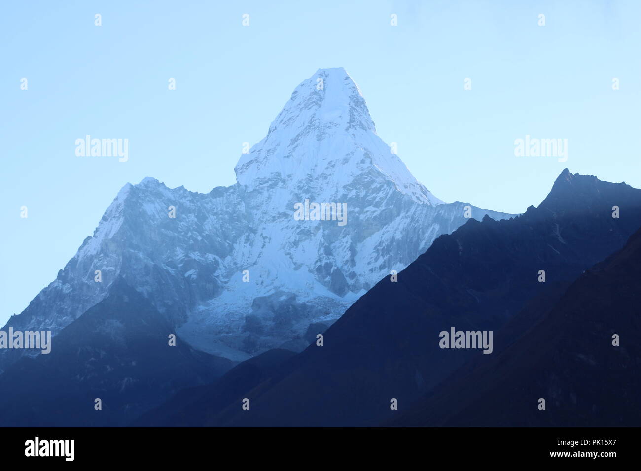 Überraschenden Schuß der wunderbare Blick auf die Ama Dablam Mountain Peak auf dem Weg base camp bedeckt mit Schnee zu Everest Stockfoto