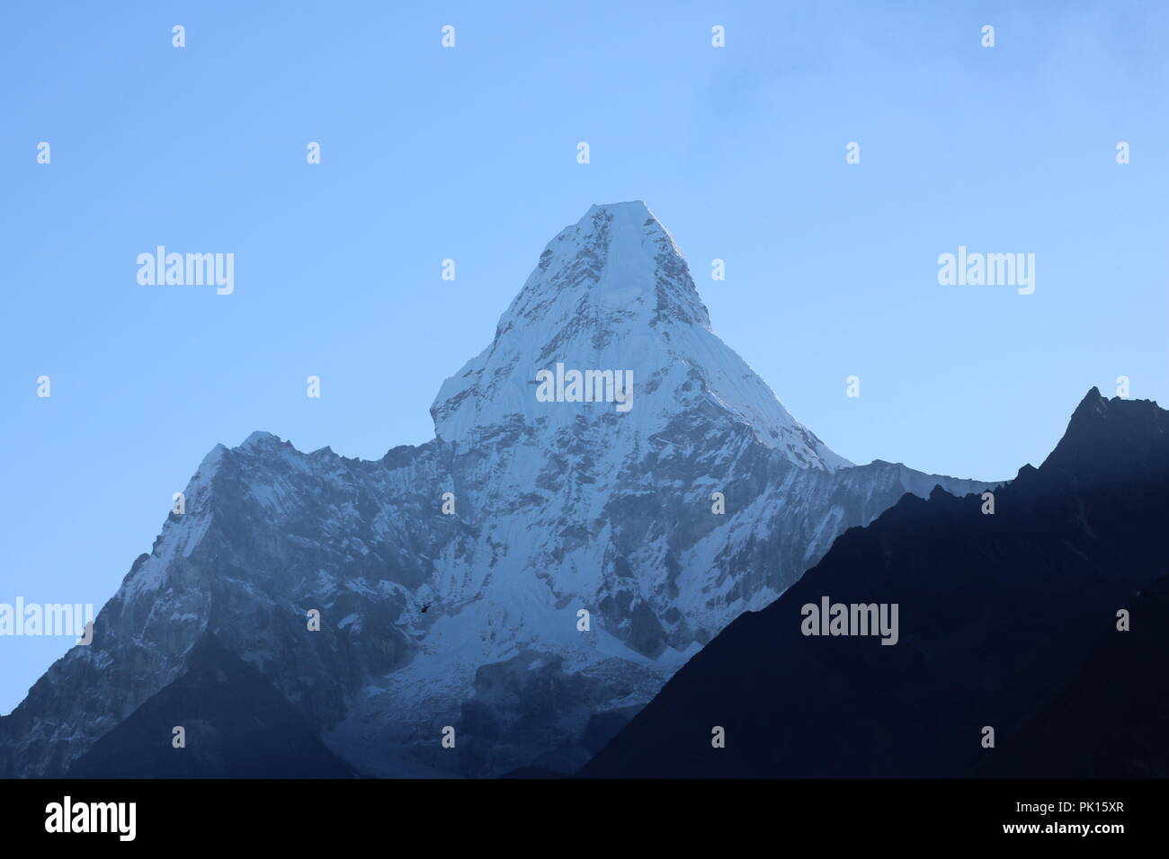 Überraschenden Schuß der wunderbare Blick auf die Ama Dablam Berg auf dem Weg zum Everest Base Camp fallenden Schnee, iconic Gipfel des Everest Trekking roout Stockfoto