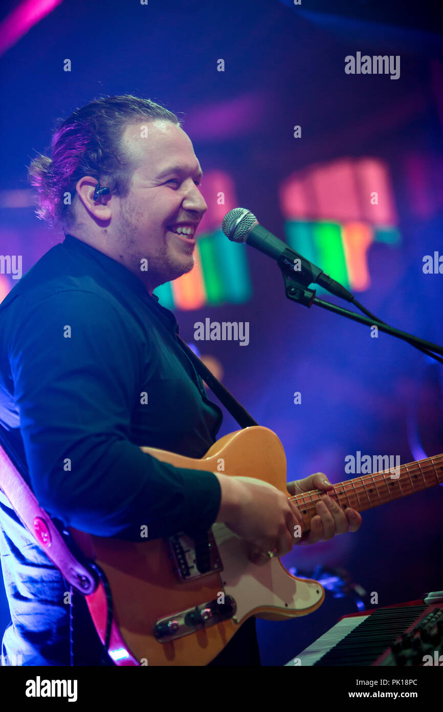 Norwegen, Bergen - Juni 15., 2018. Sänger und Songwriter Lloyd Llewellyn führt ein Live Konzert während der norwegischen Musik Festival Bergenfest 2018 in Bergen. (Foto: Gonzales Foto - Jarle H. Moe). Stockfoto