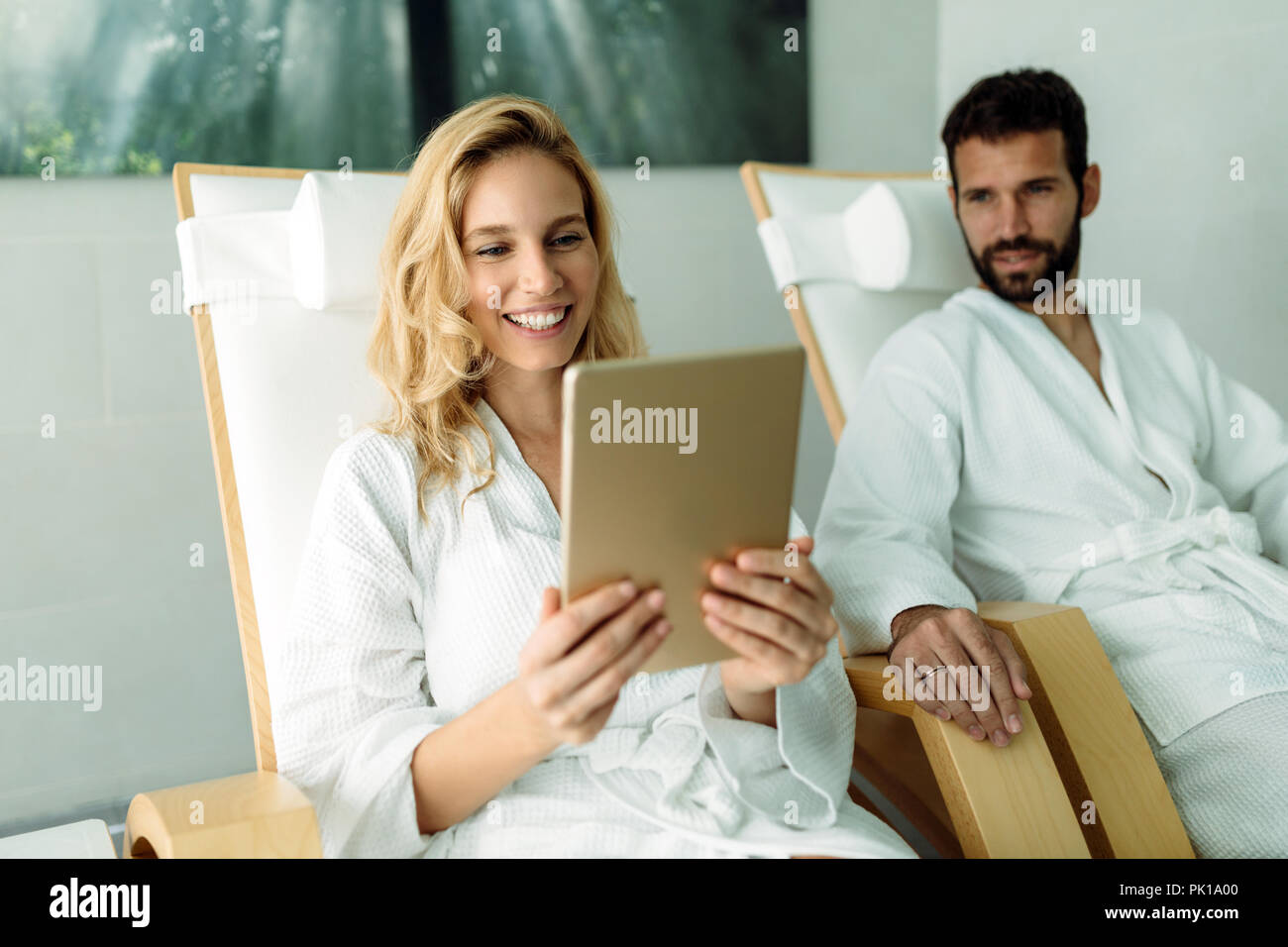 Schöne Frau entspannen und mit Tablet im spa Stockfoto