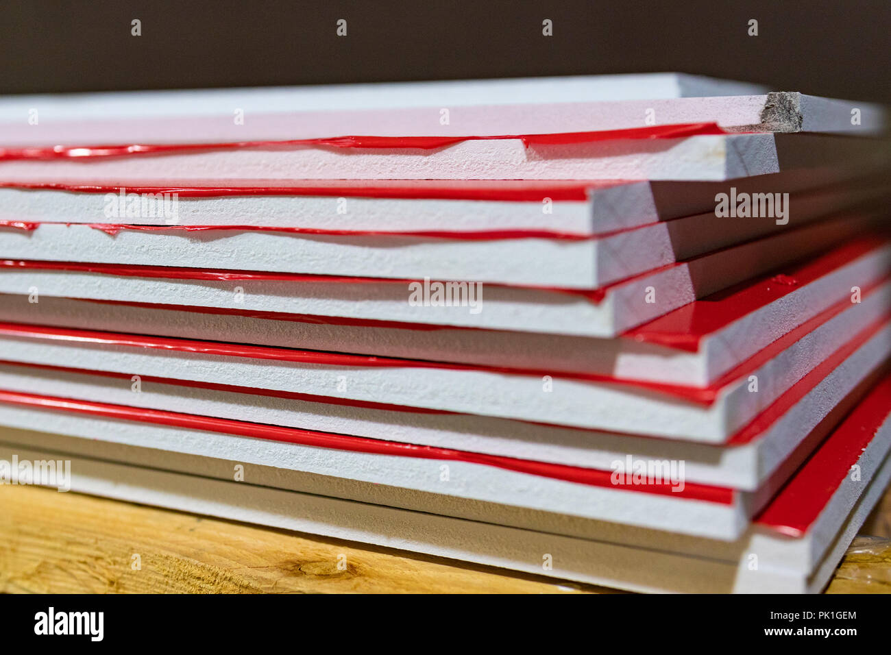 Lagerhalle in Italien, Industrie Regale für flache Bauweise Materialien Gestapelt und bereit für den Versand gestapelt. Stockfoto