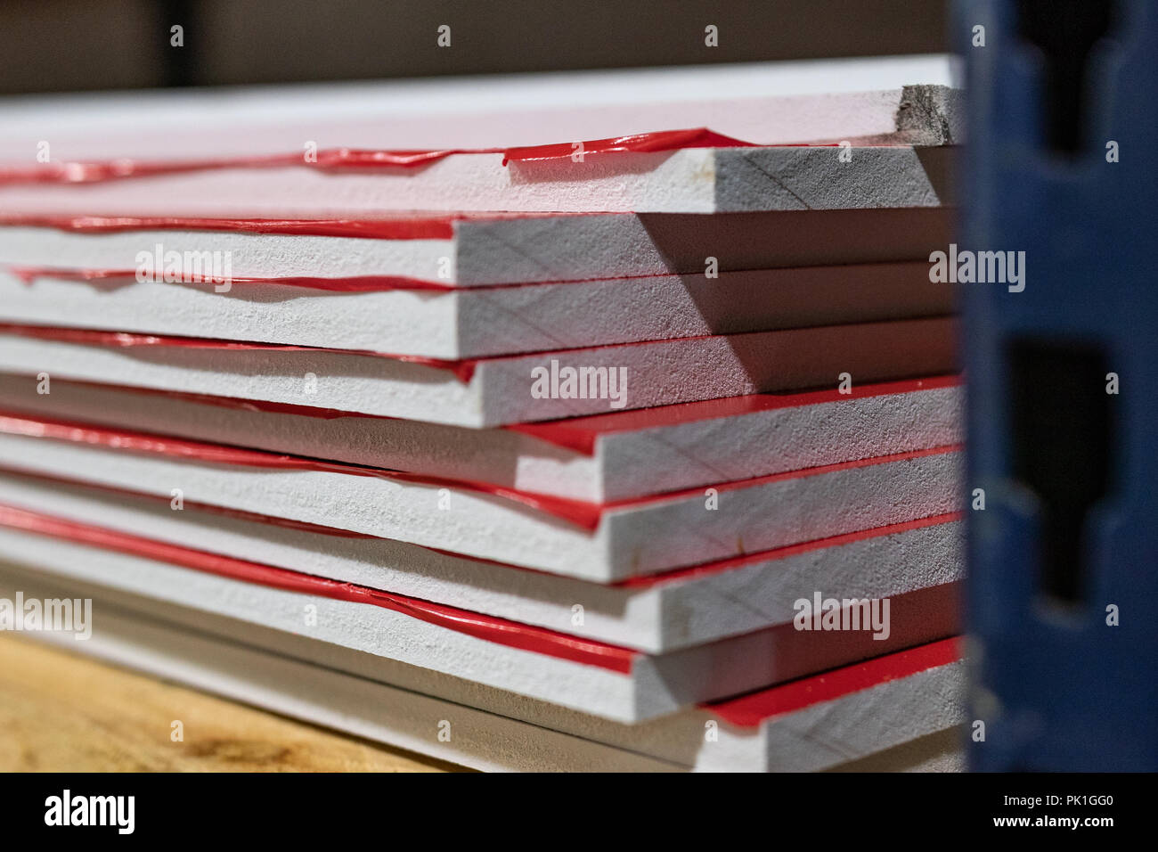 Lagerhalle in Italien, Industrie Regale für flache Bauweise Materialien Gestapelt und bereit für den Versand gestapelt. Stockfoto