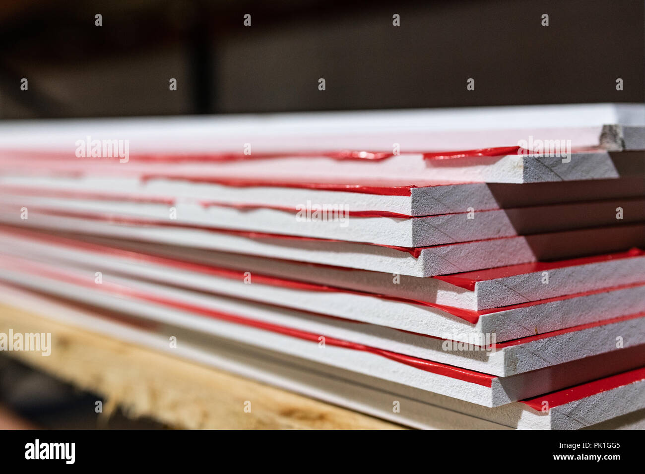 Lagerhalle in Italien, Industrie Regale für flache Bauweise Materialien Gestapelt und bereit für den Versand gestapelt. Stockfoto