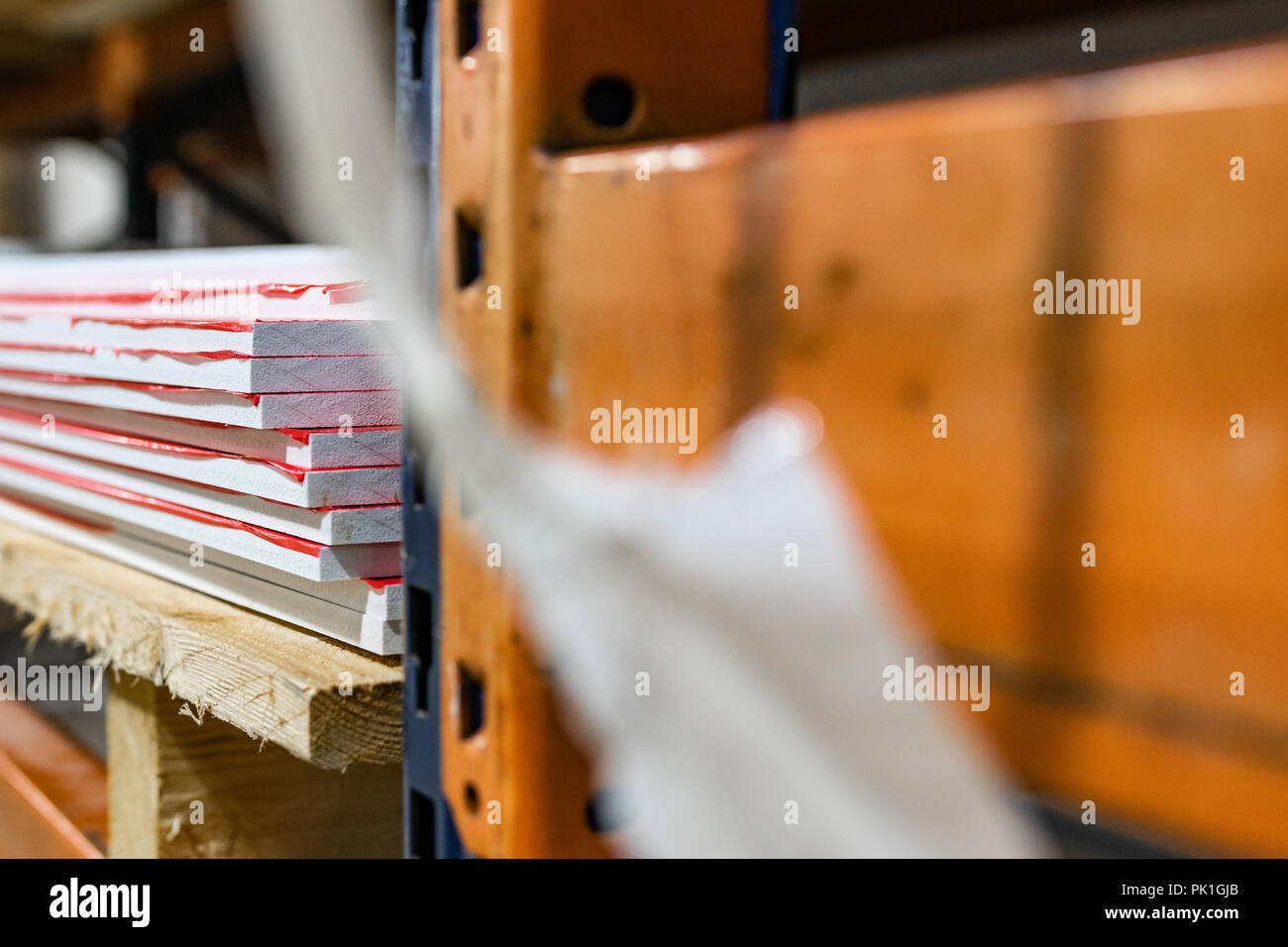 Lagerhalle in Italien, Industrie Regale für flache Bauweise Materialien Gestapelt und bereit für den Versand gestapelt. Stockfoto