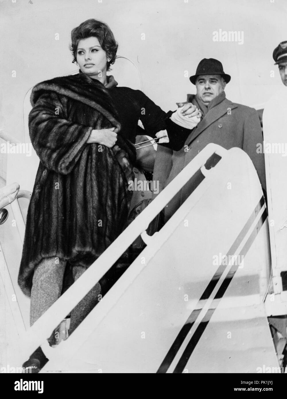 Sophia Loren mit Arm in Gips, Carlo Ponti, Flughafen, Rom 1961 Stockfoto