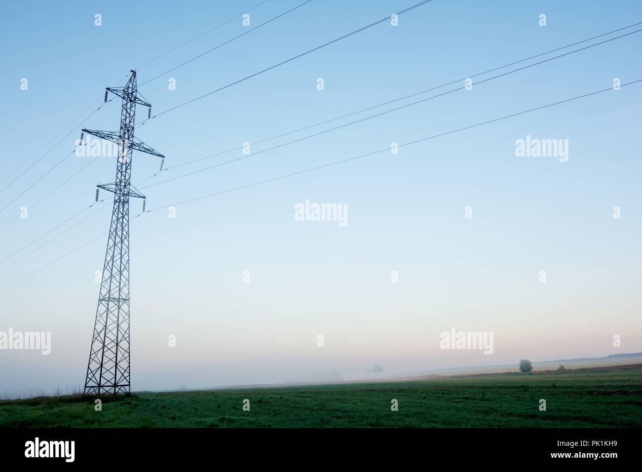 Unterstützt Hochspannungsleitungen gegen den blauen Himmel auf den Sonnenaufgang. Elektrische Industrie. Stockfoto