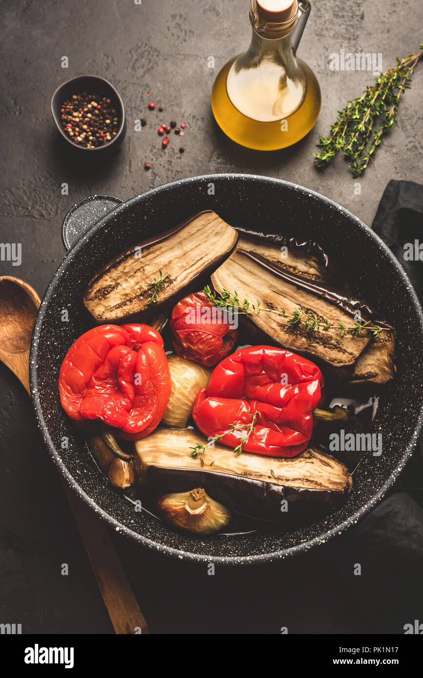 Ofen gerösteten Gemüse auf Pan. Gebratene Auberginen, rote Paprika, Zwiebel, Knoblauch und Tomaten. Gesunde vegetarische Nahrung. Ansicht von oben, getönten Bild Stockfoto