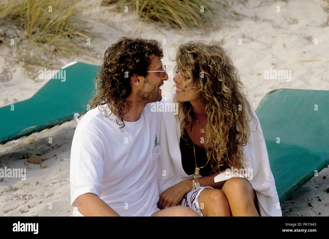 (L-R): Michael Cretu, Sandra Lauer im Juni 1988 auf Ibiza. | Verwendung weltweit Stockfoto