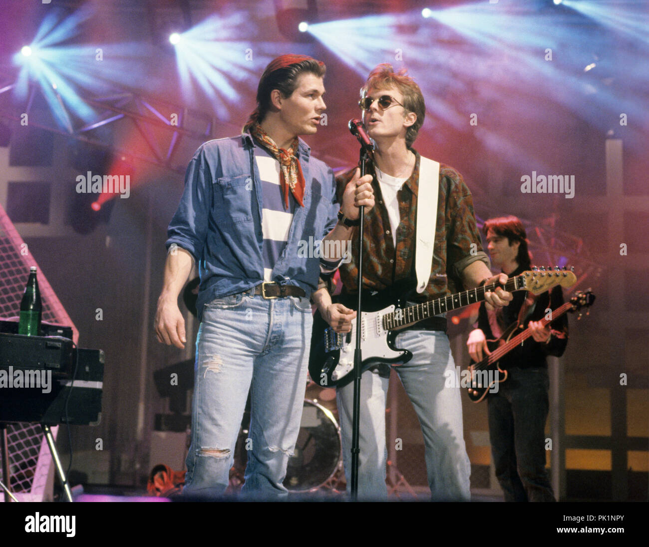A-ha (l-r:) Morten Harket, Pal Waaktaar-Savoy am 04.12.1990 in Köln/Köln. | Verwendung weltweit Stockfoto