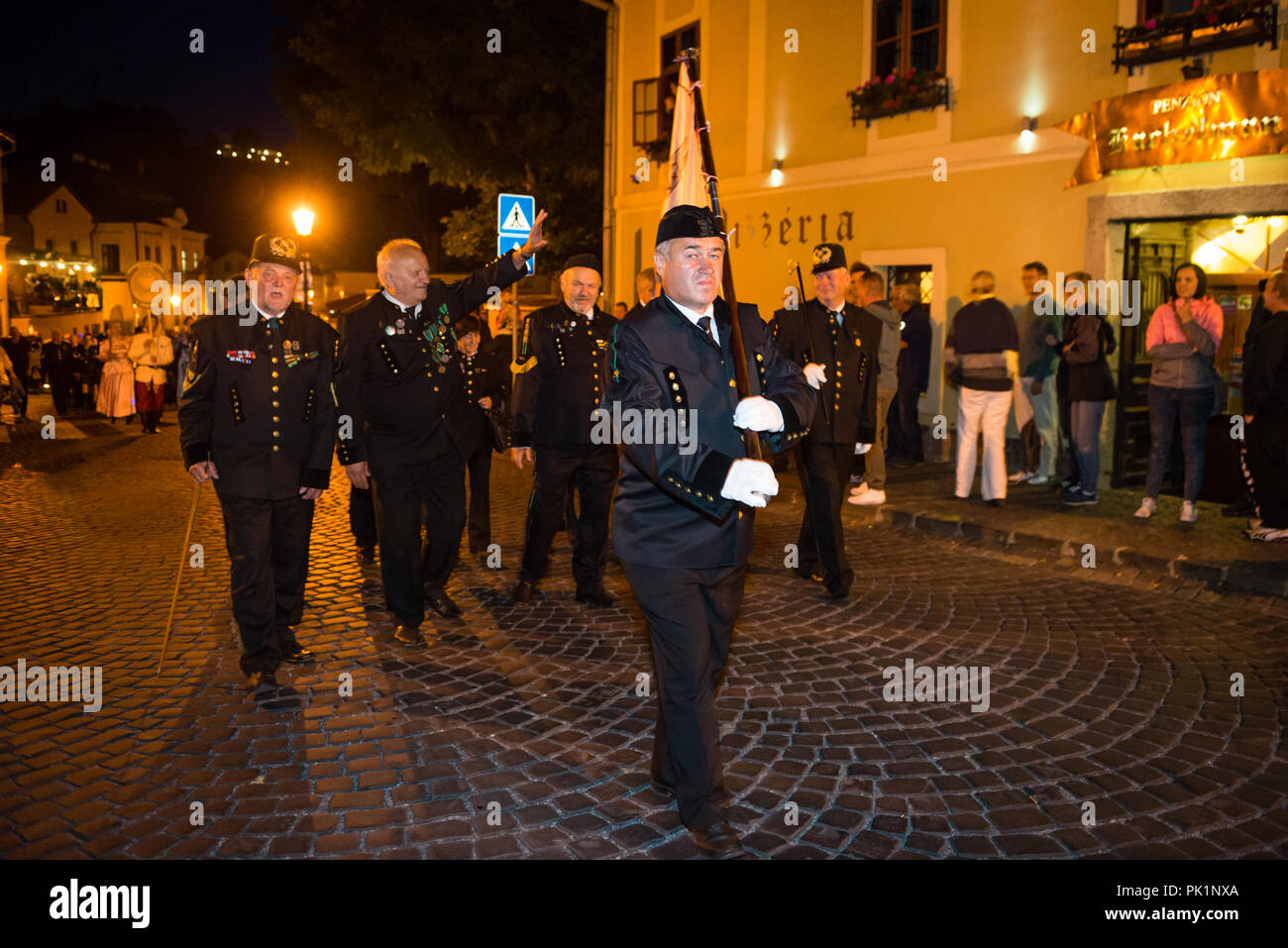 BANSKA STIAVNICA, SLOWAKEI - Sep 8, 2017: Salamander tage Parade ist bergbautradition mit maskierten Figuren, Bergleute in historischer Kleidung aus verschiedenen Stockfoto