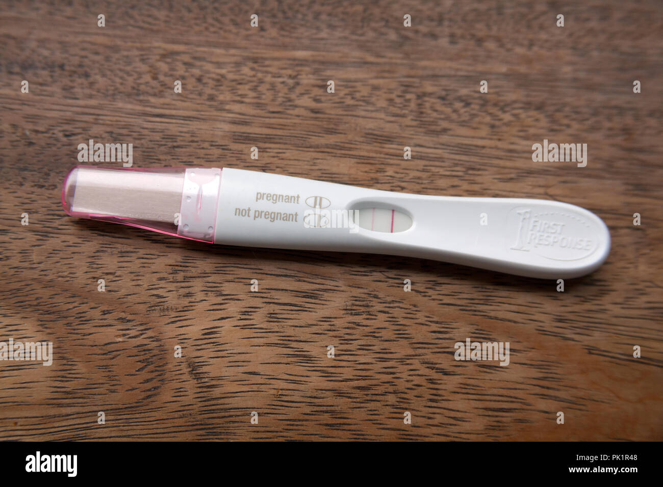 Positiver Schwangerschaftstest, zeigen eine Finte zweiten Streifen,  Hampshire, England, Vereinigtes Königreich Stockfotografie - Alamy