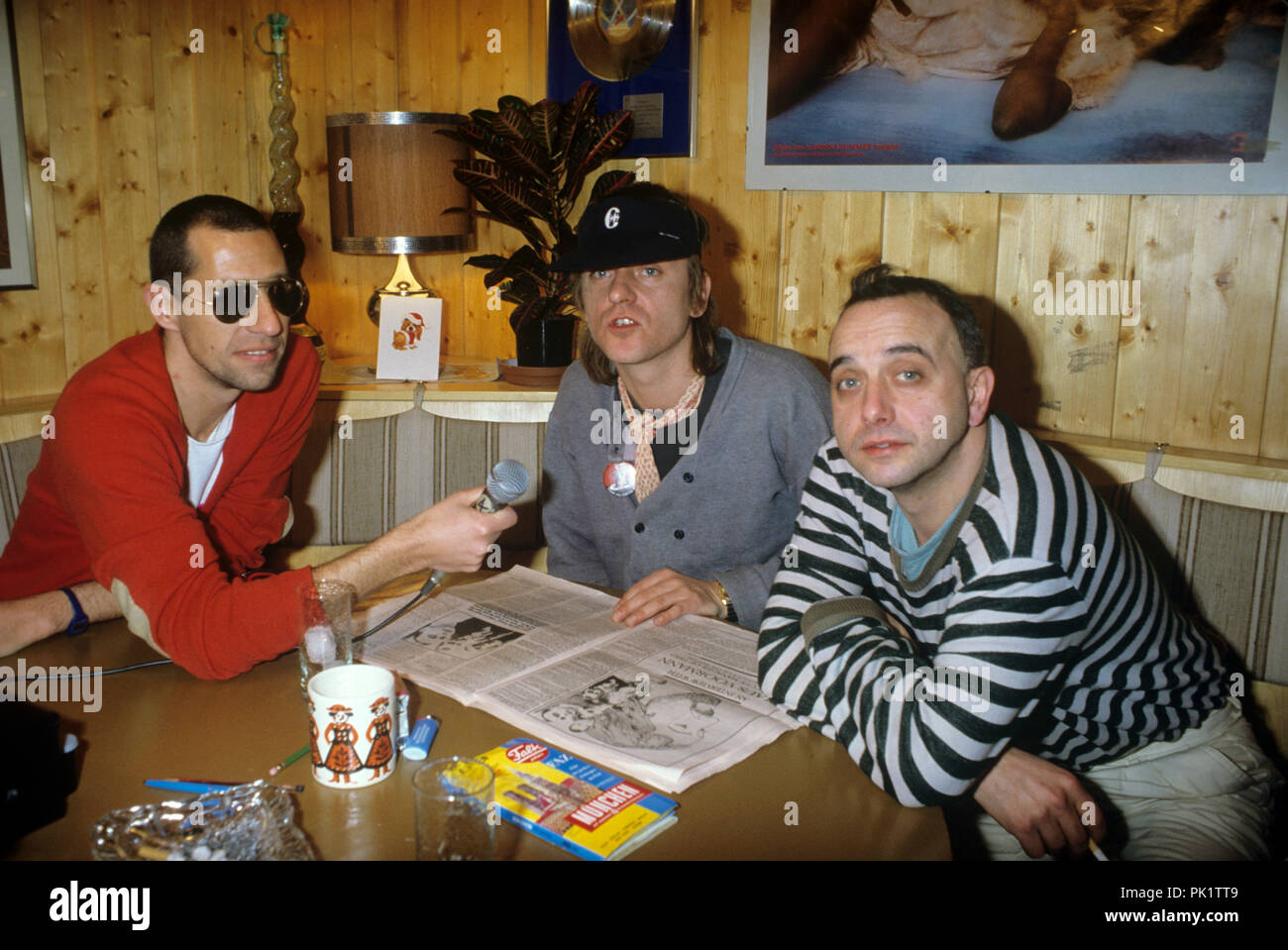 Trio (L-R): Stephan Remmler und Kralle Krawinkel, Peter Behrens am 01.02.1983 in München. | Verwendung weltweit Stockfoto