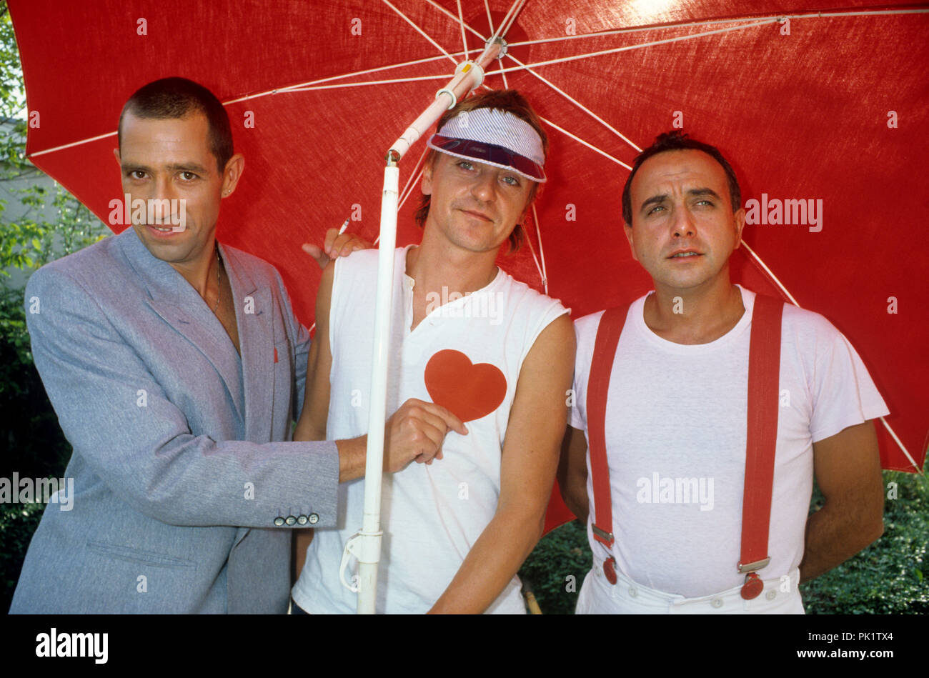 Trio (L-R): Stephan Remmler und Kralle Krawinkel, Peter Behrens am 01.08.1983 in. | Verwendung weltweit Stockfoto