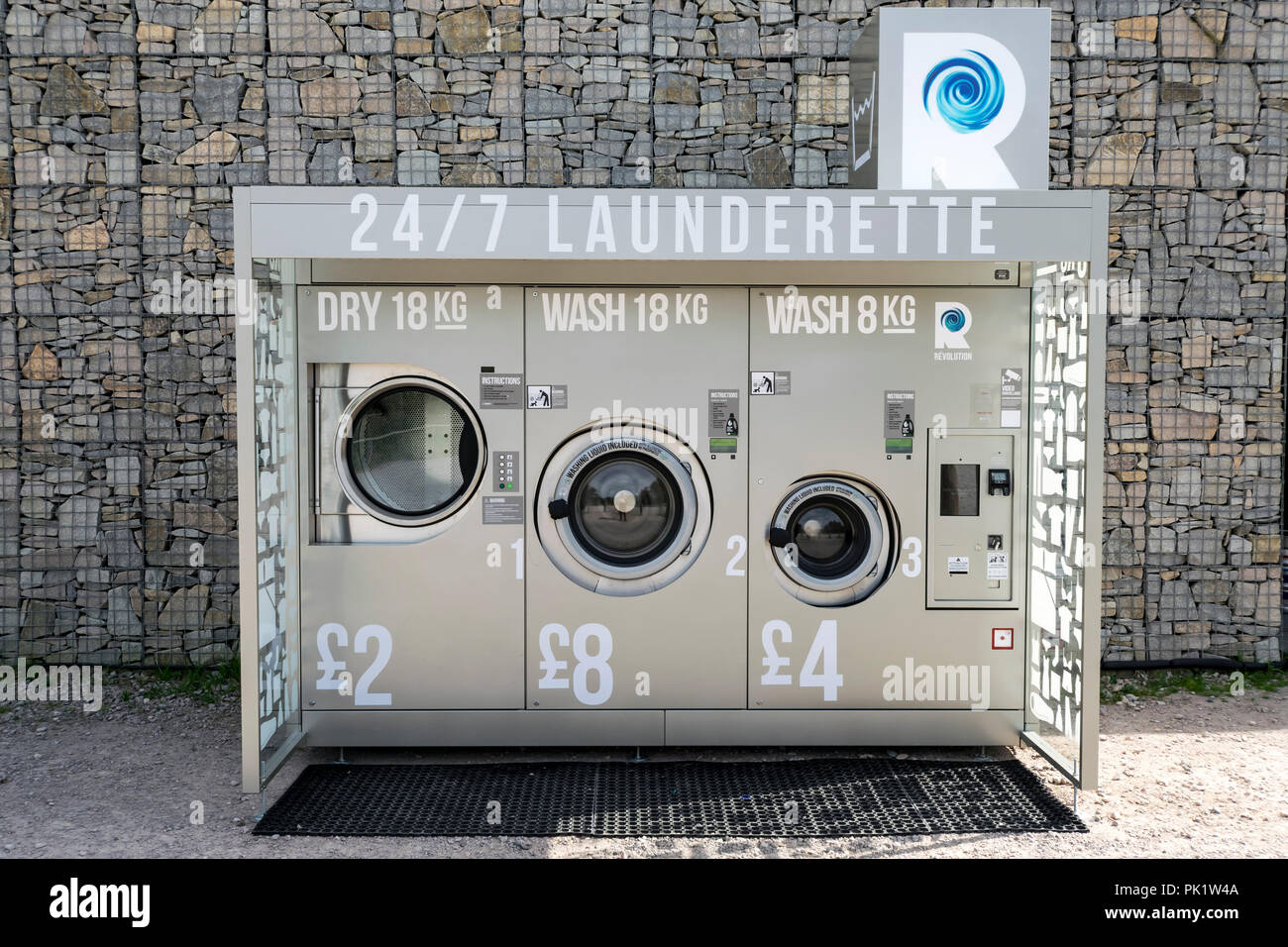24/7 WÄSCHEREI Waschmaschinen in Pwllheli Sailing Club an der Küste von Nordwales Stockfoto