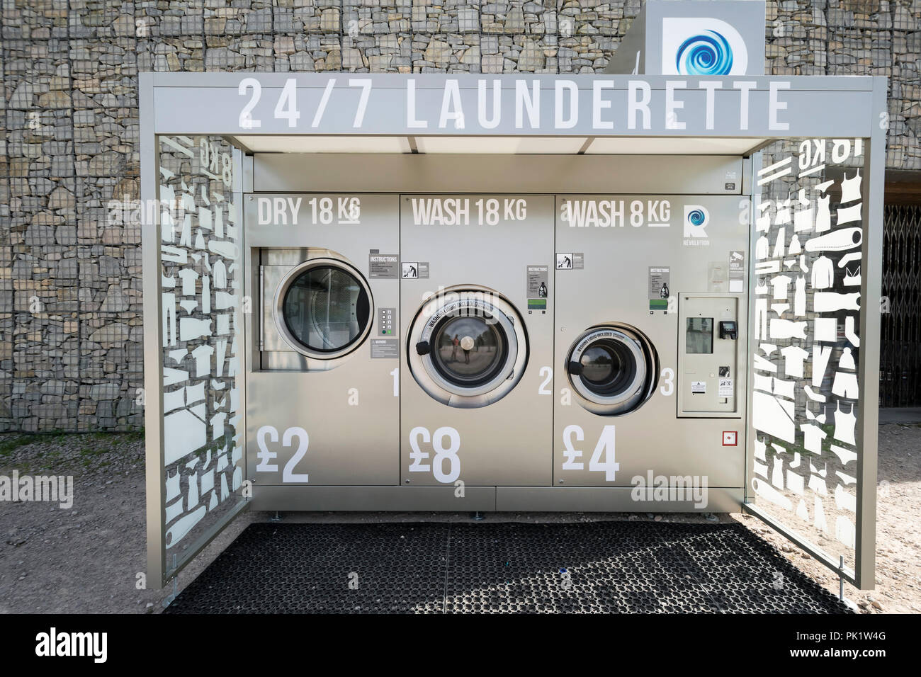 24/7 WÄSCHEREI Waschmaschinen in Pwllheli Sailing Club an der Küste von Nordwales Stockfoto