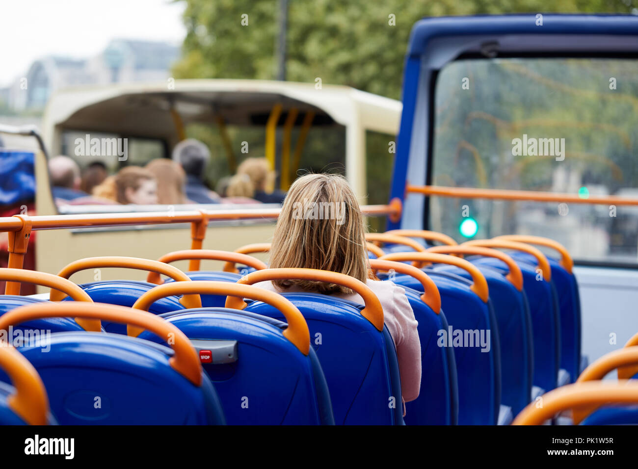 Ein sightseer auf einem London Tourist Bus. Stockfoto