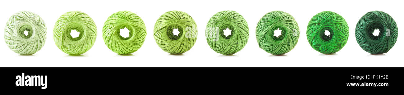 Grüne Baumwollgarn Kugeln auf weißen isoliert Stockfoto