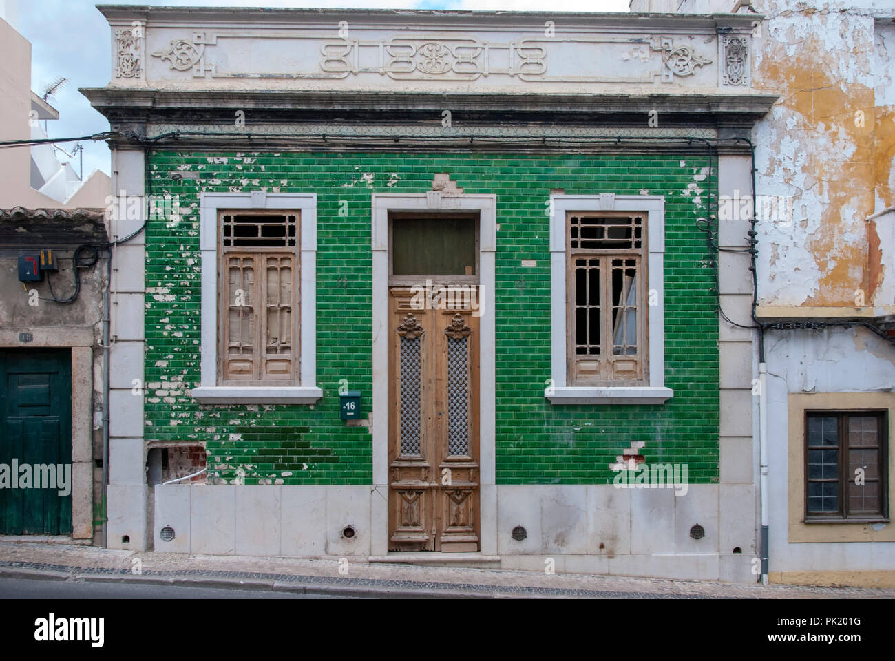 Traditionelle portugiesische Fliesen Fassade Wohnhaus Tavira Portugal Außenansicht der traditionellen typisch Portugiesisches Haus home Gebäude Räumlichkeiten grün Stockfoto