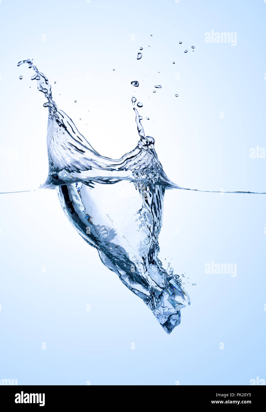 Single ice cube Spritzwasser in blau weiß Wasser Stockfoto