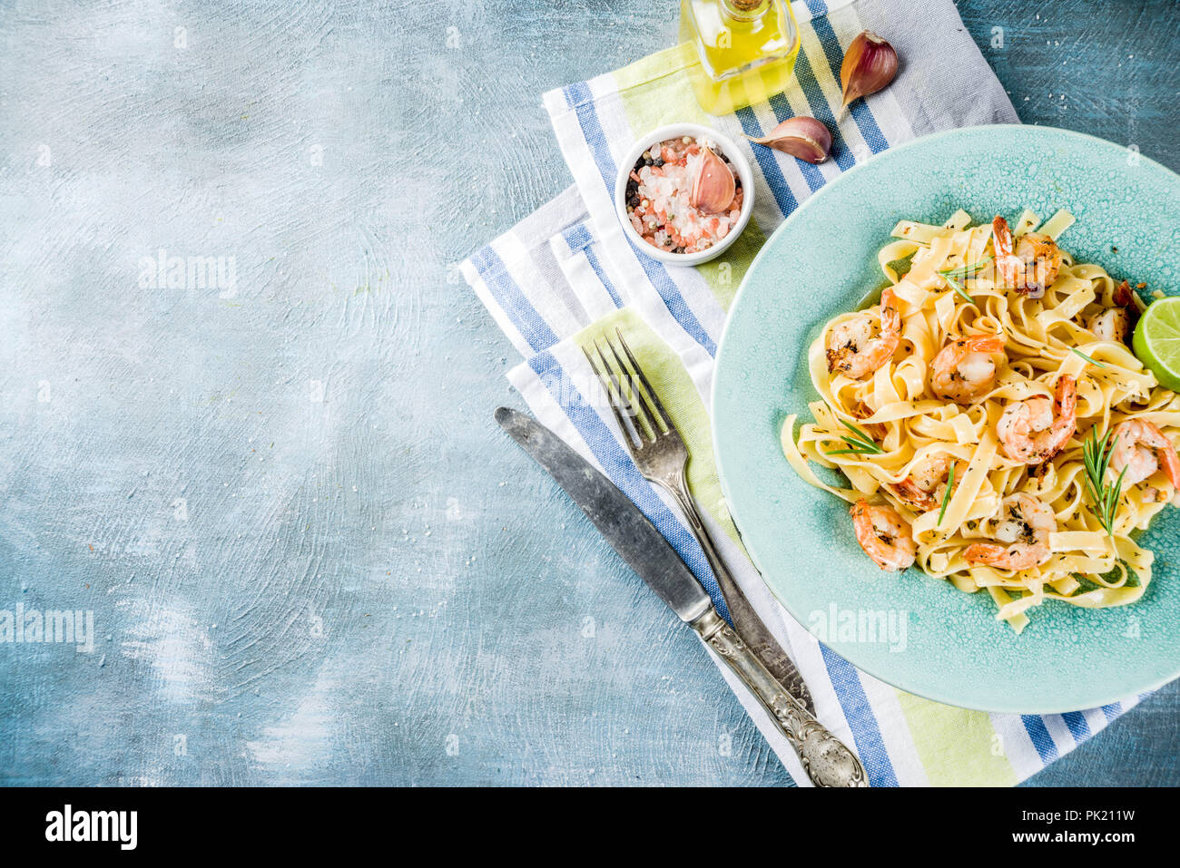Italienische Küche, klassische Fettuccine Pasta mit Garnelen und ...