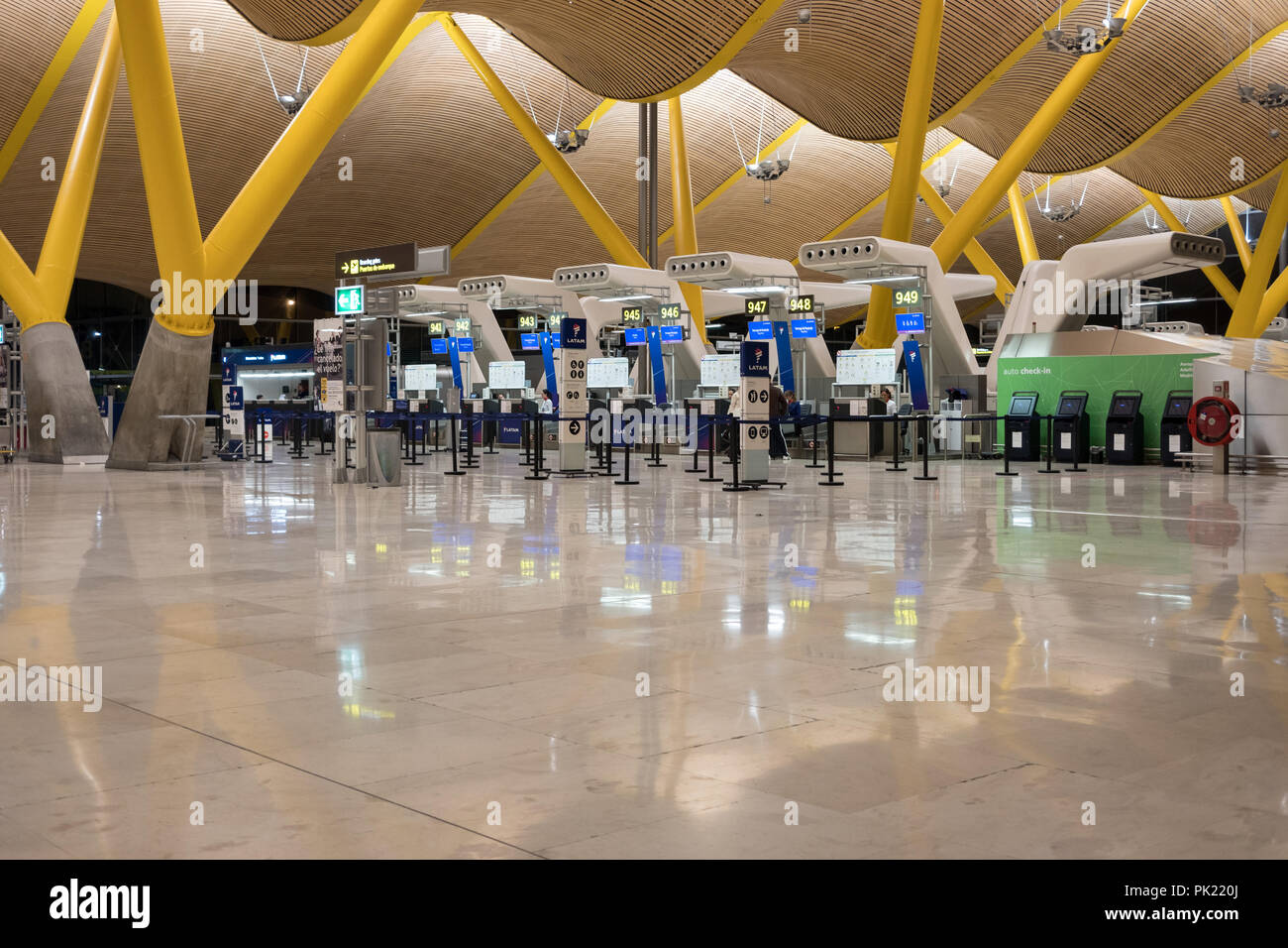 MADRID, Spanien - 21. Oktober 2017: In einem Terminal in Adolfo Suarez Flughafen Madrid Barajas entfernt. Stockfoto