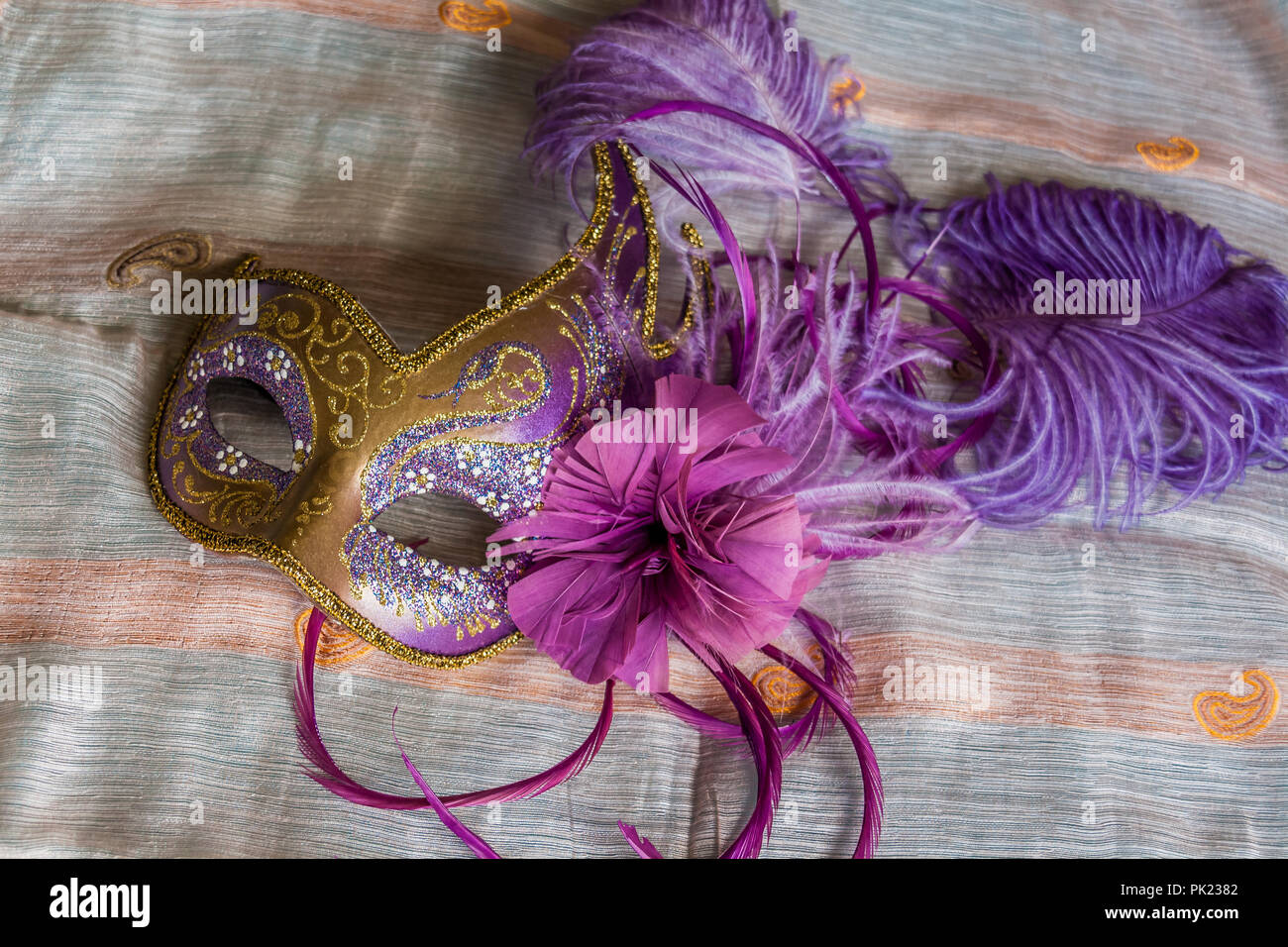 Gold und Purpur Venezianische Maske, mit Lila und Flieder Federn  Stockfotografie - Alamy