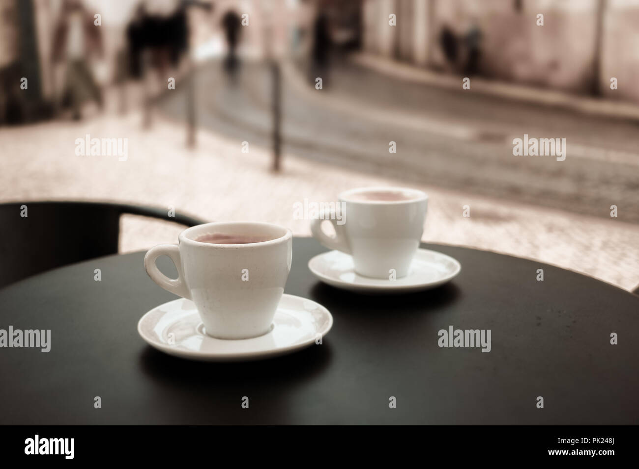 Tasse Kaffee am Tisch in Street Cafe. Vintage Ton Bild Stockfoto