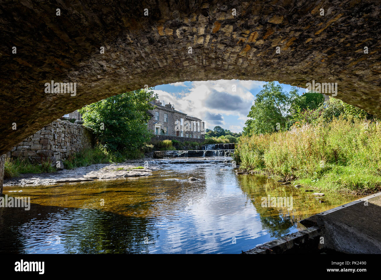 Anzeigen unter der Brücke über Gayle Beck, Gayle Dorf, Obere Wensleydale, Yorkshire Dales National Park, North Yorkshire, England, Großbritannien Stockfoto