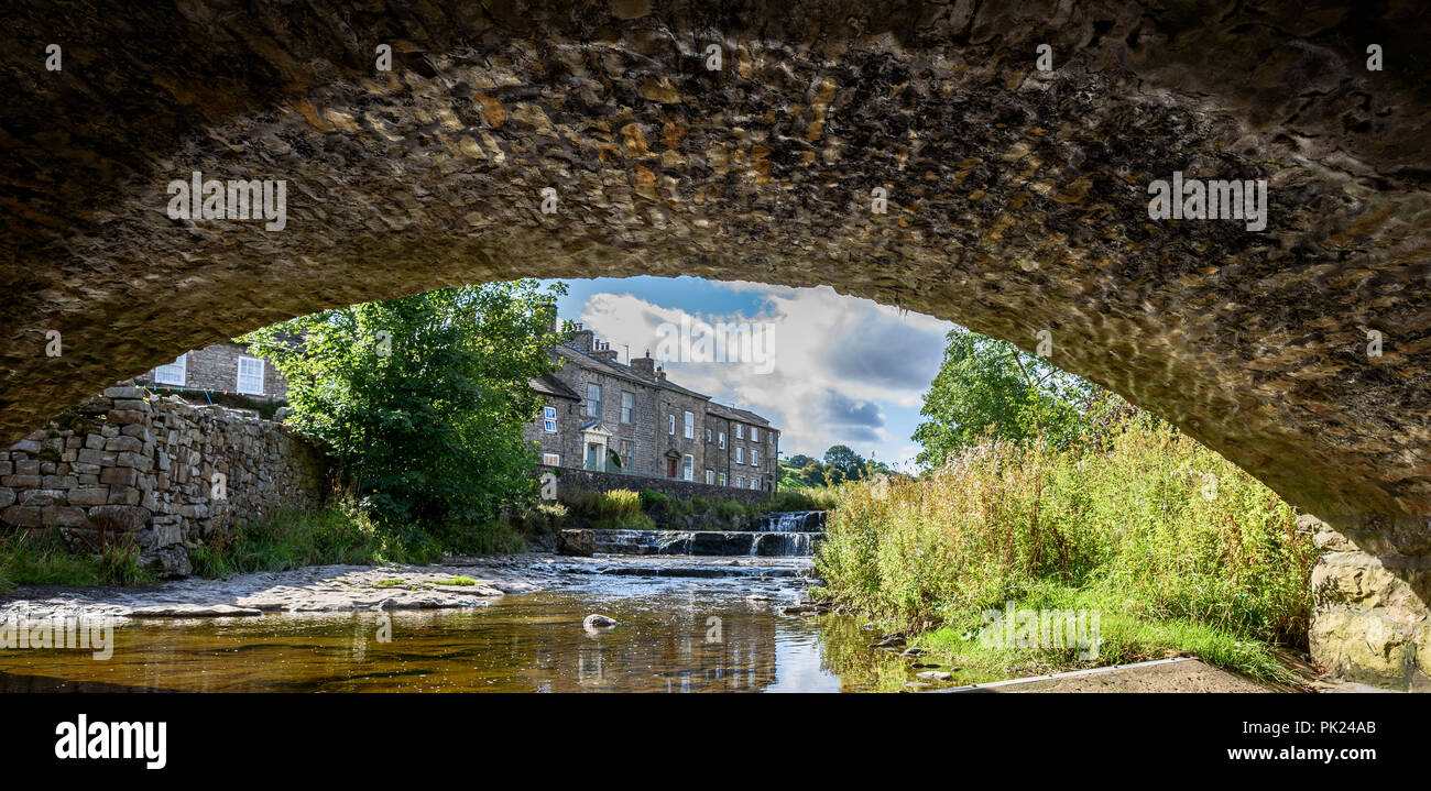 Anzeigen unter der Brücke über Gayle Beck, Gayle Dorf, Obere Wensleydale, Yorkshire Dales National Park, North Yorkshire, England, Großbritannien Stockfoto