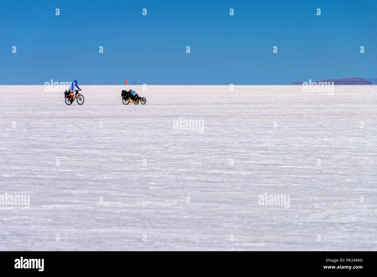 Radfahrer im Salar de Uyuni (Uyuni Salzebenen), Potosi, Bolivien Stockfoto