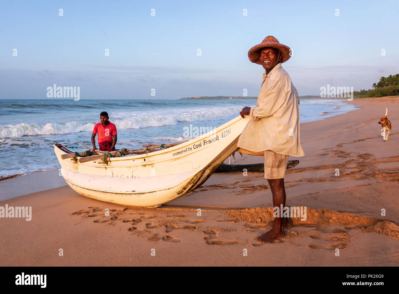 Sri Lankan Fischer bereitet sich Ihr Boot bei Kahandamodara Strand, Sri Lanka zu ziehen Stockfoto