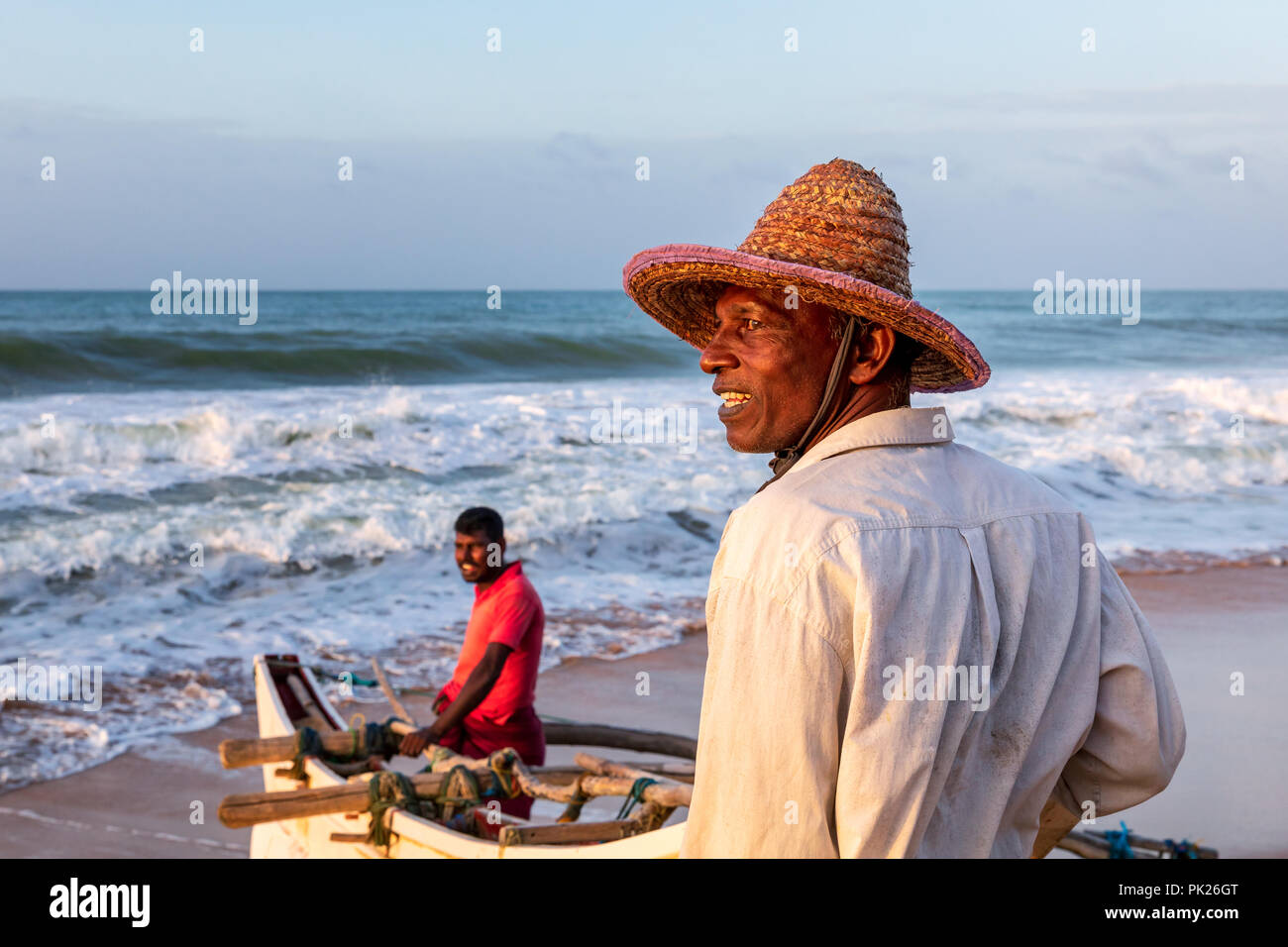 Sri Lankan Fischer beobachten die Wellen an Kahandamodara Strand, Sri Lanka Stockfoto