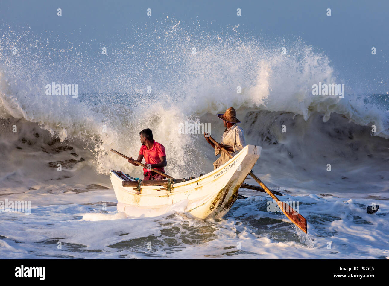 Sri Lankan Fischer das Brechen der Welle bei Kahandamodara Strand, Sri Lanka Stockfoto