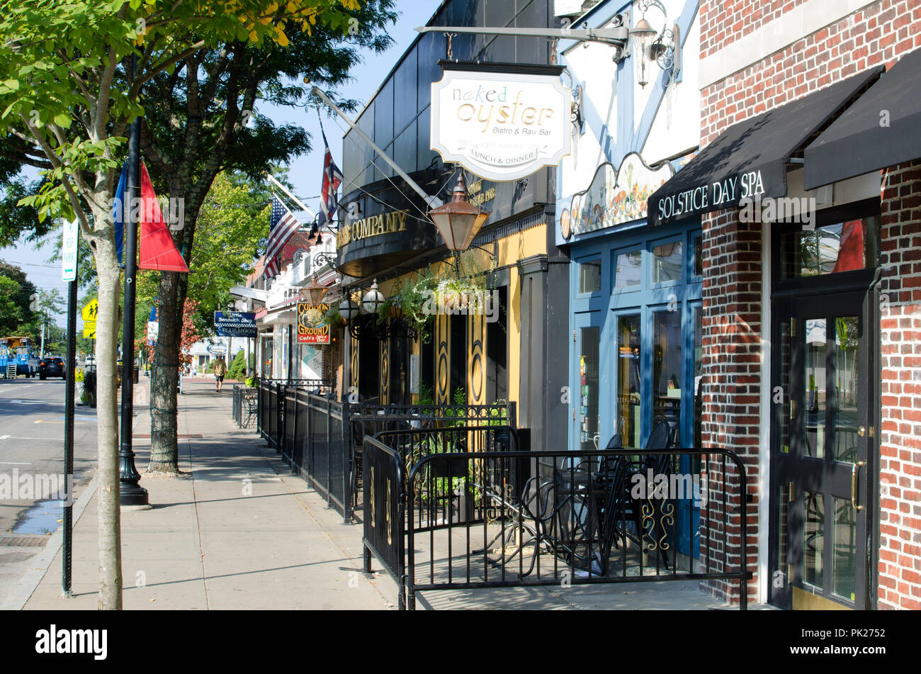 Läden und Restaurants entlang der Hauptstraße in Hyannis, Cape Cod, Massachusetts, USA auf einem ruhigen Sommer morgen Stockfoto