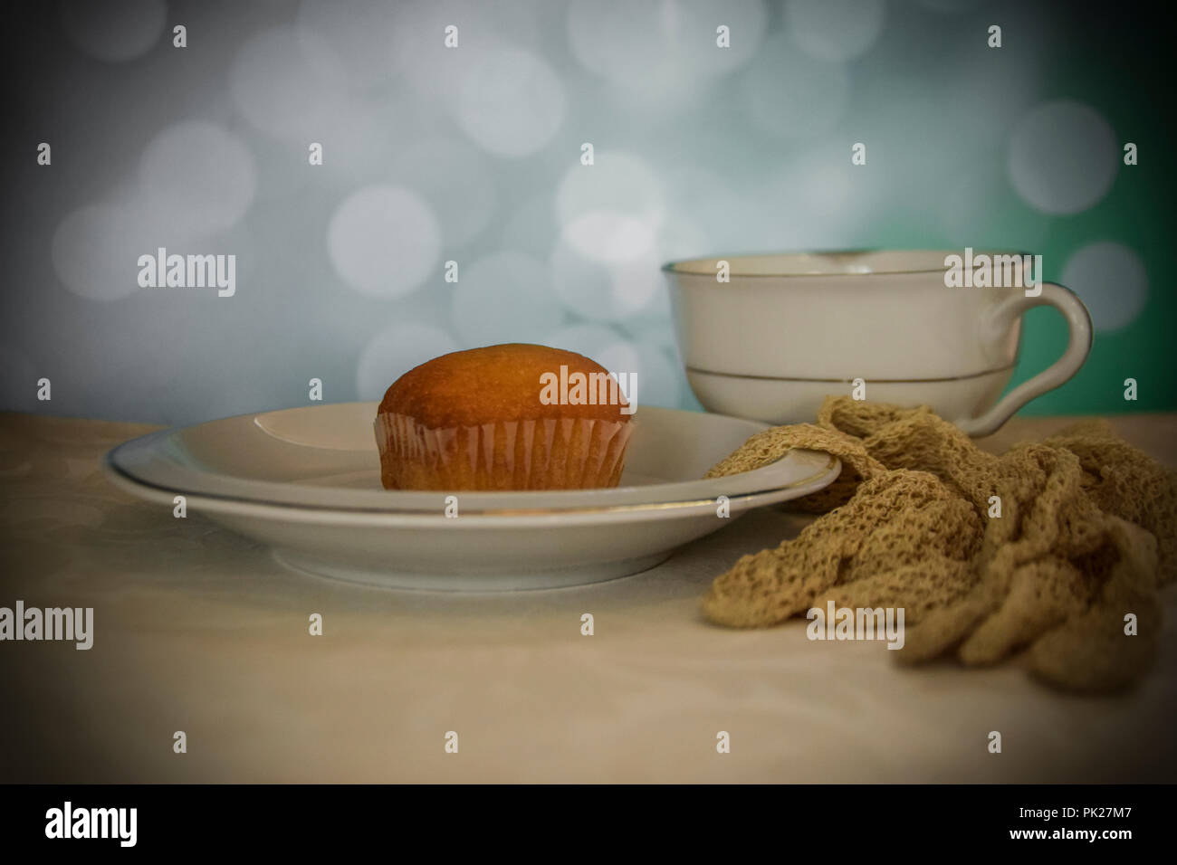 Eine madeleine Cookie mit retro Schale und Handschuhe auf einem Tisch Stockfoto