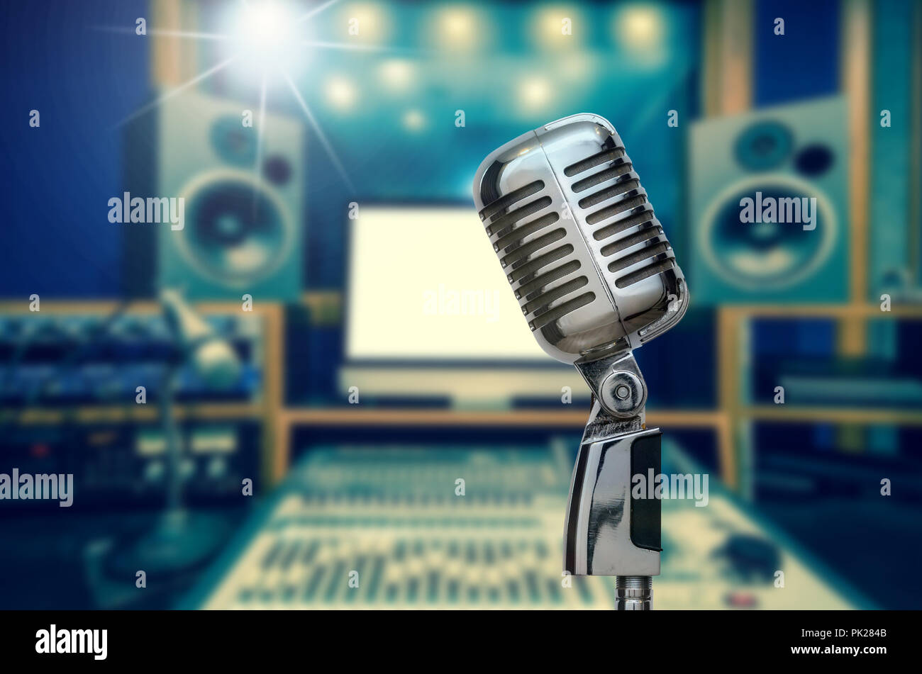 Retro Mikrofon Uber Das Foto Unscharf Musik Studio Band Hintergrund Mit Musik Instrument Musikalische Konzept Stockfotografie Alamy