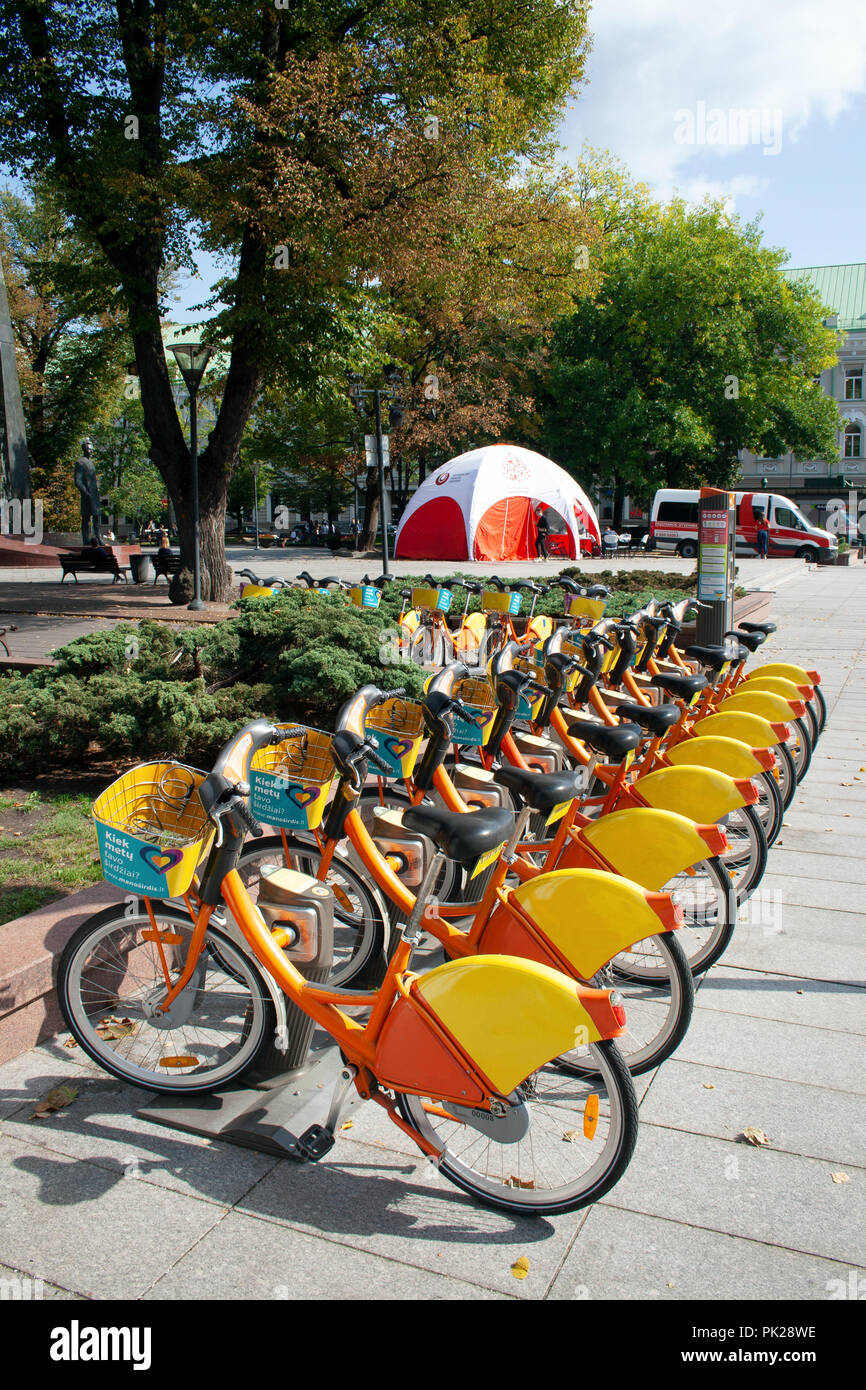 Stadt Fahrradverleih - eine Reihe von Fahrräder mieten als Teil einer neuen Regelung zu "Pedal Power' fördern geparkt Stockfoto