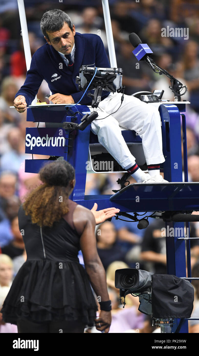 Serena Williams aus den Vereinigten Staaten argumentiert mit Stuhl-schiedsrichter Carlos Ramos im zweiten Satz während der Damen Finale der US Open Tennis Turnier bei Arthur Ashe Stadium, USTA Billie Jean King National Tennis Center in Flushing, Queens, New York City, USA, September 8, 2018. Quelle: LBA/Alamy leben Nachrichten Stockfoto