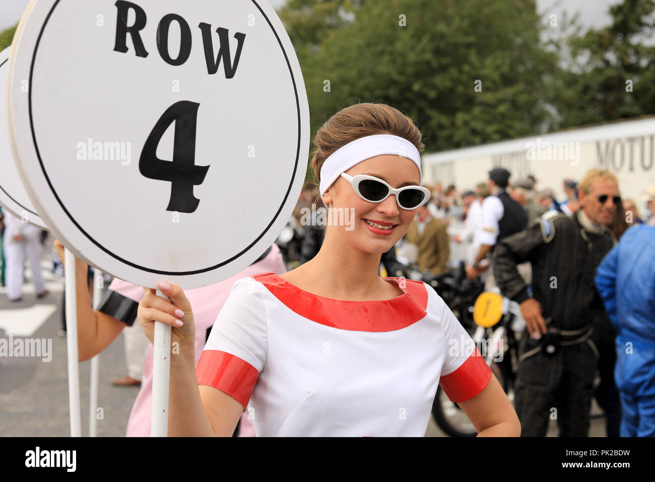 Chichester, Großbritannien. 9. Sep 2018. Aktion aus dem Goodwood Revival 2018 - Foto zeigt Grid Girls in Periode Kleidung vor der Barry Sheene Memorial Motorrad Rennen Credit: Oliver Dixon/Alamy leben Nachrichten Stockfoto