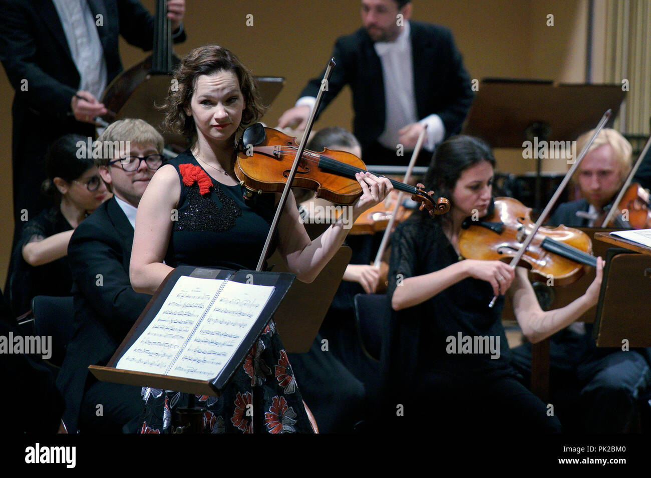 Prag, Tschechische Republik. 08 Sep, 2018. Amerikanische Geigerin Hilary Hahn führt mit österreichischen Kammerorchester Camerata Salzburg während eines Konzerts von schwedischen Dirigent Daniel Blendulf innerhalb der Dvorak Prague International Music Festival 2018 durchgeführt, in Prag, Tschechische Republik, am 8. September 2018. Quelle: Michaela Říhová/CTK Photo/Alamy leben Nachrichten Stockfoto