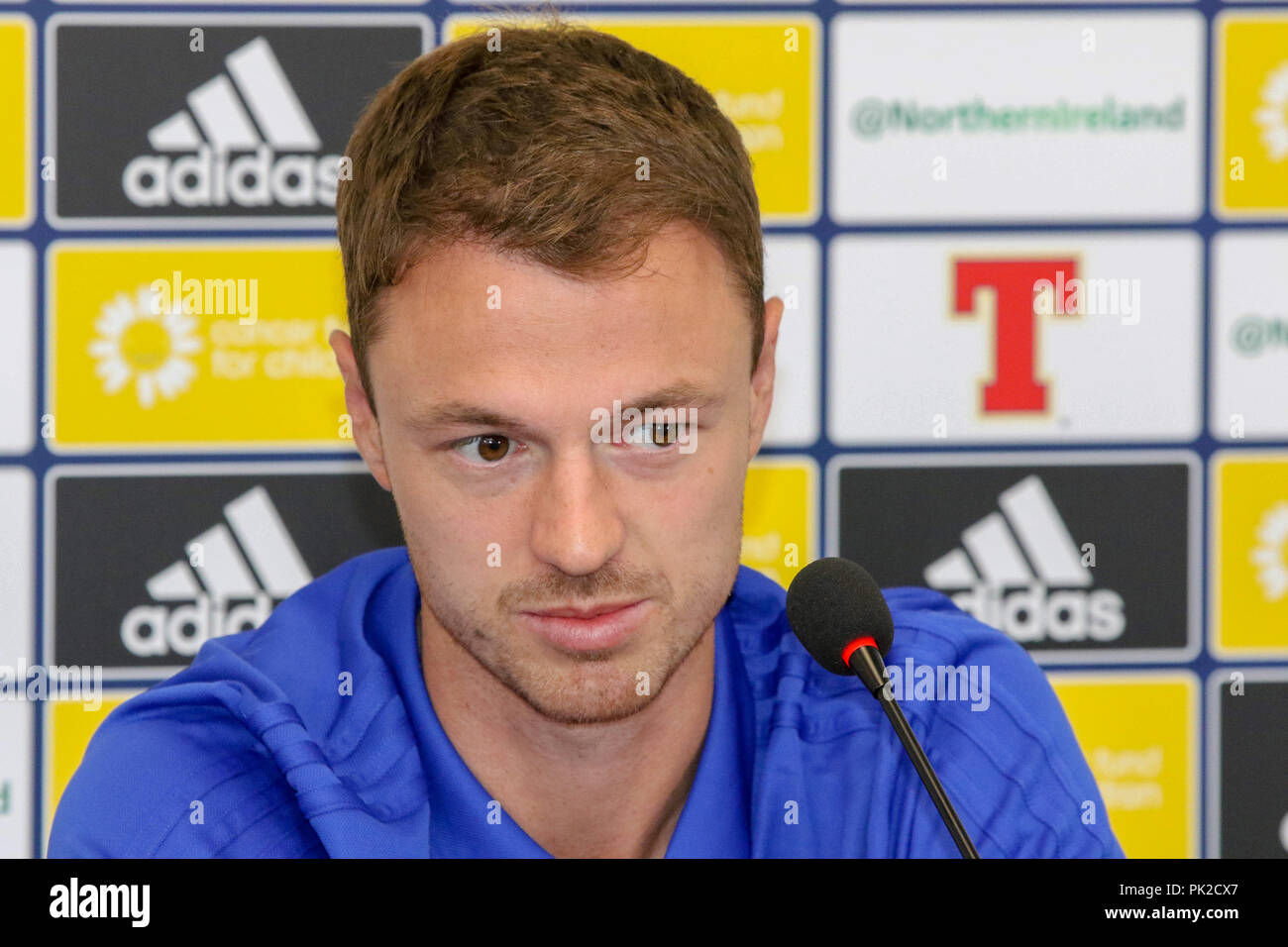 Windsor Park, Belfast, Nordirland. 10. September 2018. Nordirland Manager Michael O'Neill auf der heutigen Pressekonferenz in Belfast. Nordirland spielen Israel im Windsor Park morgen Abend in einer freundlichen International. Jonny Evans auf der Pressekonferenz. Quelle: David Hunter/Alamy Leben Nachrichten. Stockfoto