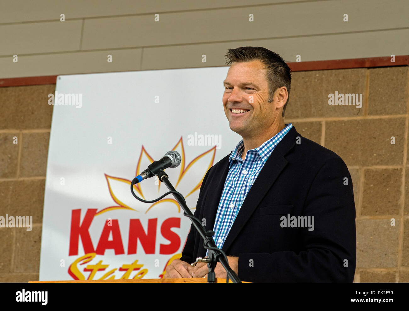 Hutchinson, Kansas, USA. 8. Sep 2018. Aktuelle Staatssekretär republikanischen Kris Kobach reagiert auf Fragen auf der Bühne vor Hunderten von Ungestümen Unterstützer während der gouverneurswahlen Debatte an der Kansas State Fair Credit: Mark Reinstein/Medien Punch/Alamy leben Nachrichten Stockfoto