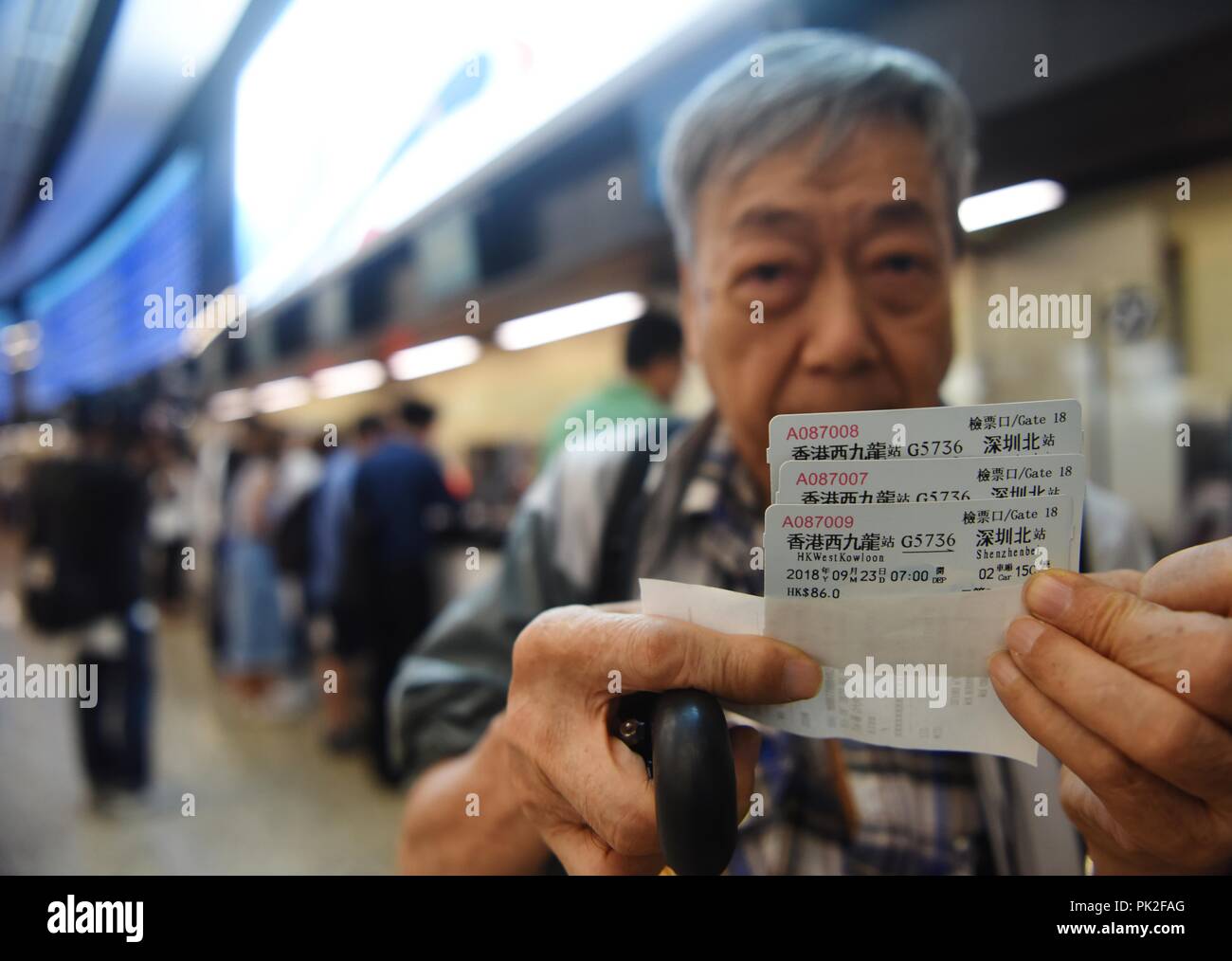 Hongkong, China. 10 Sep, 2018. Ein Passagier zeigt high-speed railway Tickets aus Hongkong West Kowloon Station nach Shenzhen Bahnhof Nord, in Hong Kong, South China, Sept. 10, 2018. Die guangzhou-shenzhen - Hong Kong high-speed Railway wird offiziell in Betrieb an Sept. 23. Der Verkauf der Tickets begann am Montag. Credit: Wang Shen/Xinhua/Alamy leben Nachrichten Stockfoto