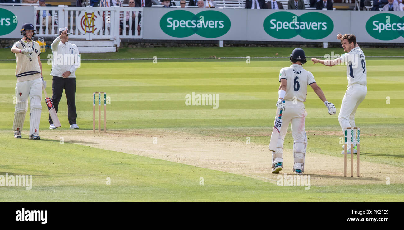 London, Großbritannien. 10. September, 2018. Steven Finn, Bowling für Middlesex, Traps Joe Denly LBW an Tag eins der Specsavers County Championship Cricket Match an den Lords. David Rowe/Alamy leben Nachrichten Stockfoto