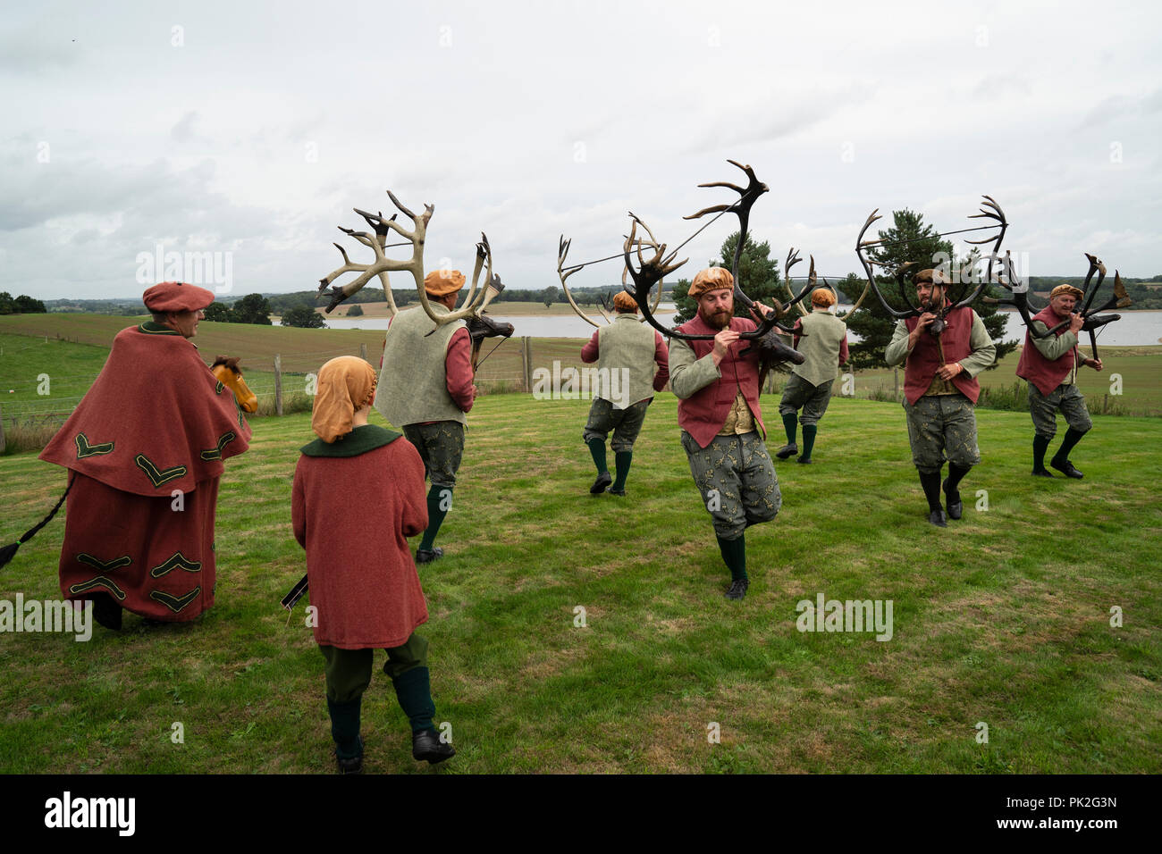 Abbots Bromley, Stäben, UK. 10 Sep, 2018. Die Abbots Bromley Horn Tanz ist eine der ältesten jährlichen ländlichen Brauchtum auch heute noch statt. Nach der Erhebung der Hörner von der Kirche am Morgen, die sechs Hirsche - Männer, ein Narr, ein Hobby Horse, Bogenschütze und Maid Marian, führen sie ihren Tanz zu Musik an Standorten im gesamten Dorf Abbots Bromley und die umliegenden Farmen und Pubs, heute September 10, 2018 in Abbots Bromley, Staffordshire. Quelle: David Levenson/Alamy leben Nachrichten Stockfoto