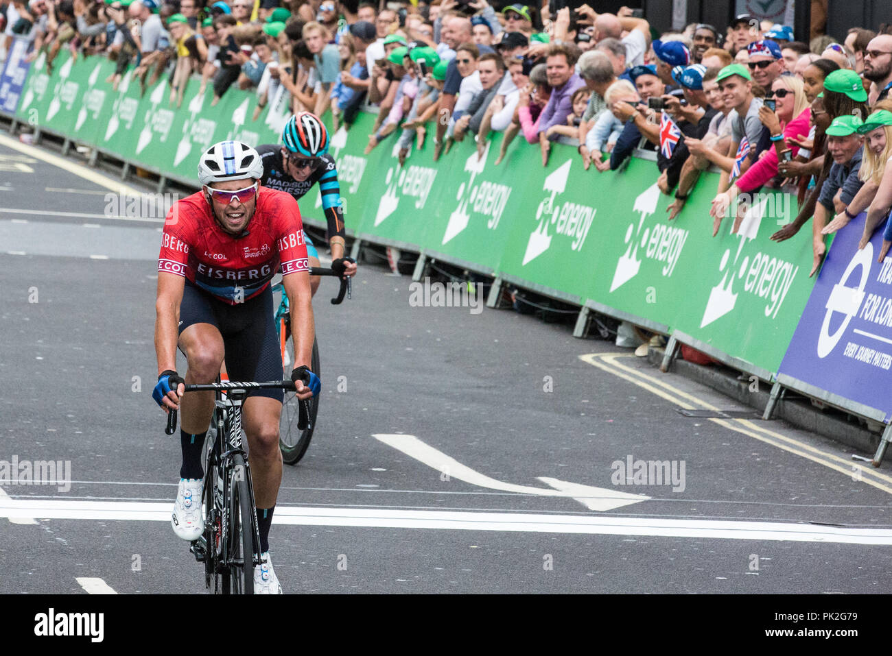 London, Großbritannien. 9. September 2018. Der Canyon Eisberg Alex Paton gewinnt den Eisberg Sprints Jersey von Madison's Genesis Matt Holmes in einem engen Finish nach der 77 km London Stufe (Stufe 8) des OVO Energy Tour von Großbritannien Radrennen. Credit: Mark Kerrison/Alamy leben Nachrichten Stockfoto