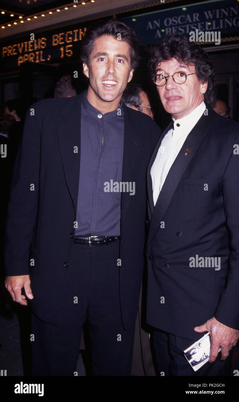 Christopher Lawford und Jean LeClerc eine Performance von 'Am Wasser' teilnehmen am 1. Mai 1995 Brooks Atkinson Theatre in New York City. Quelle: Walter McBride/MediaPunch Stockfoto