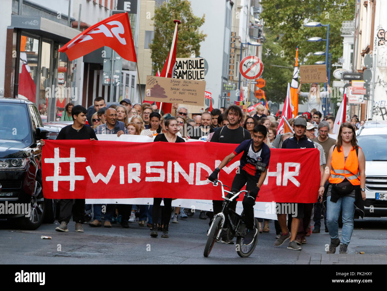 Offenbach am Main, Deutschland. 10. September 2018. Die demonstranten März  mit einem "Wir sind mehr" Banner durch Offenbach. Rund tausend Menschen  durch Offenbach unter dem Motto WeAreMore marschierten, um gegen die  Erhöhung